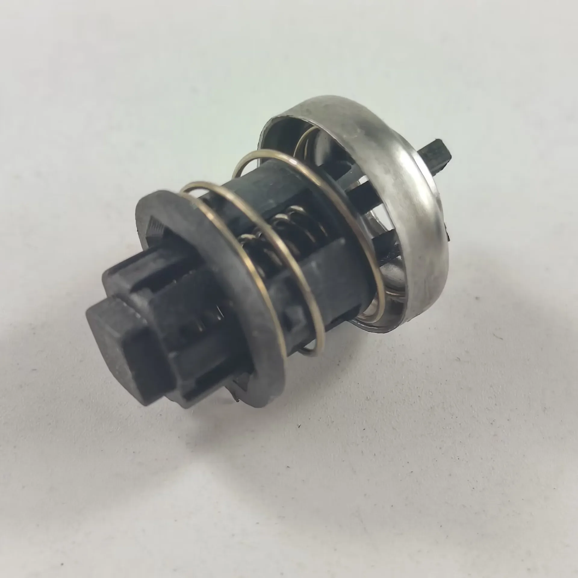Engine Oil Cooler Filter One Way Valve For Cruze Aveo Sonic Trax Orlando Opel Vauxhall Astra 5541525 93186324 55353322 12992593 oil cooler kit oil cooler gasket oil filter adapter