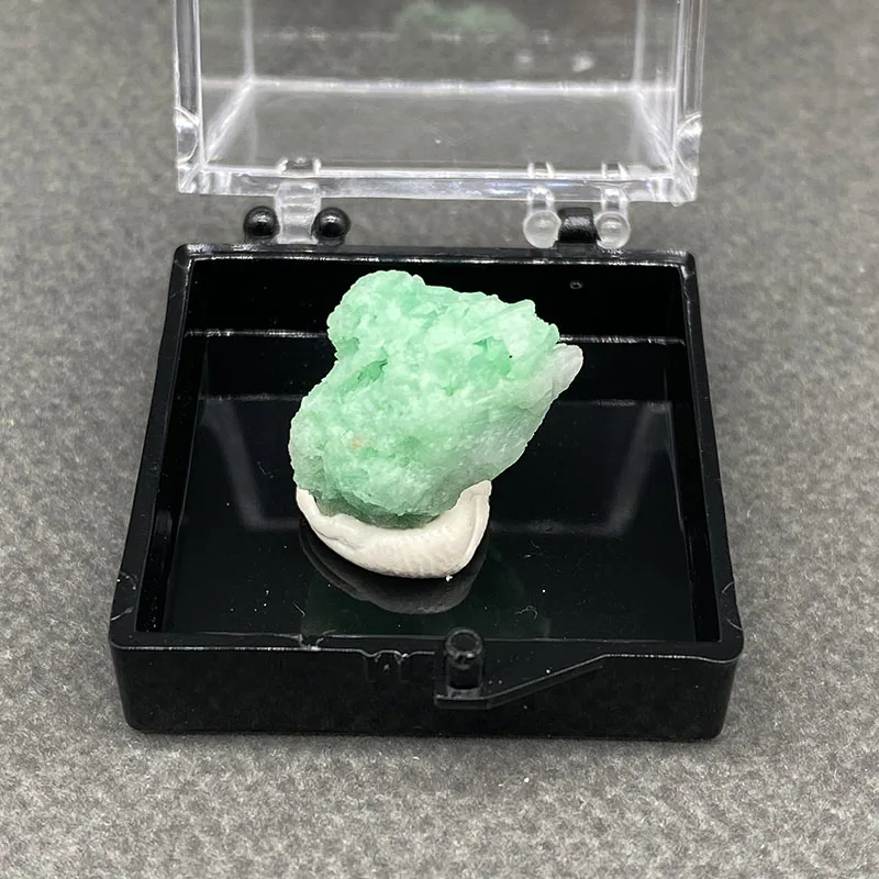 100%  Natural Emerald Mineral Specimens Stones and Crystals Healing Crystal   +Box size:35*35*35 mm