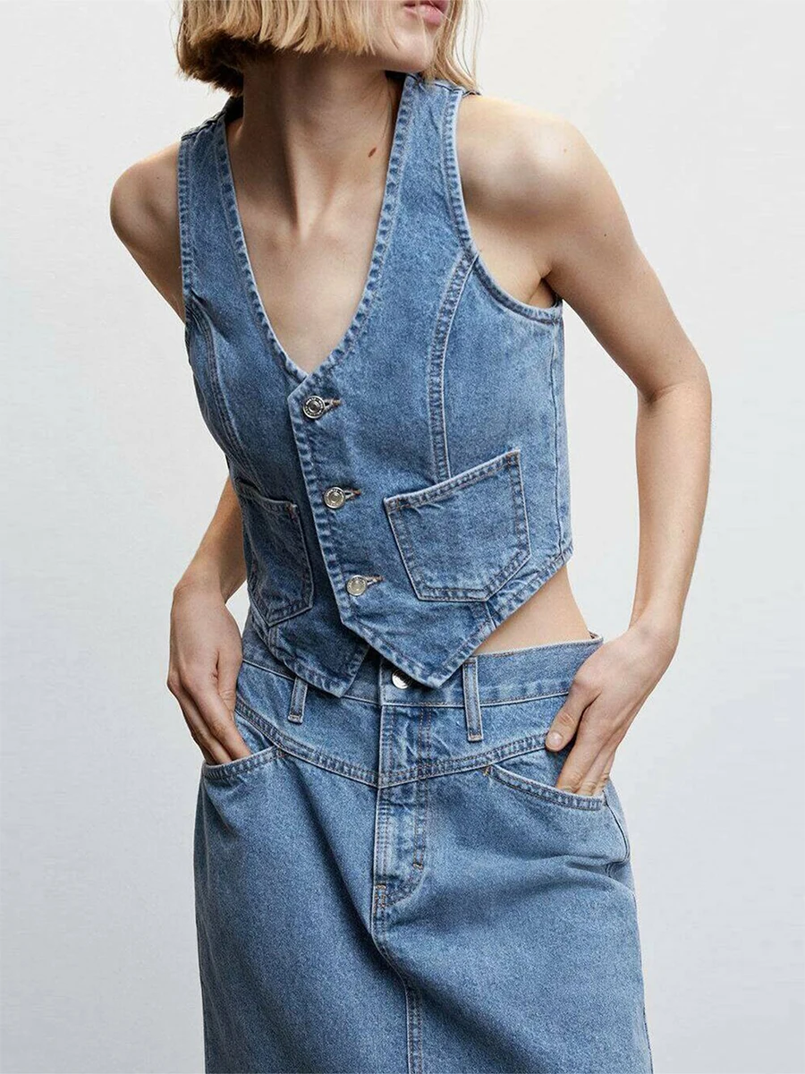 

Women Denim Vests Sleeveless V Neck Button Vest Outwear Gilet with Pockets for Streetwear Retro Y2K Trendy Fall Summer Clothes