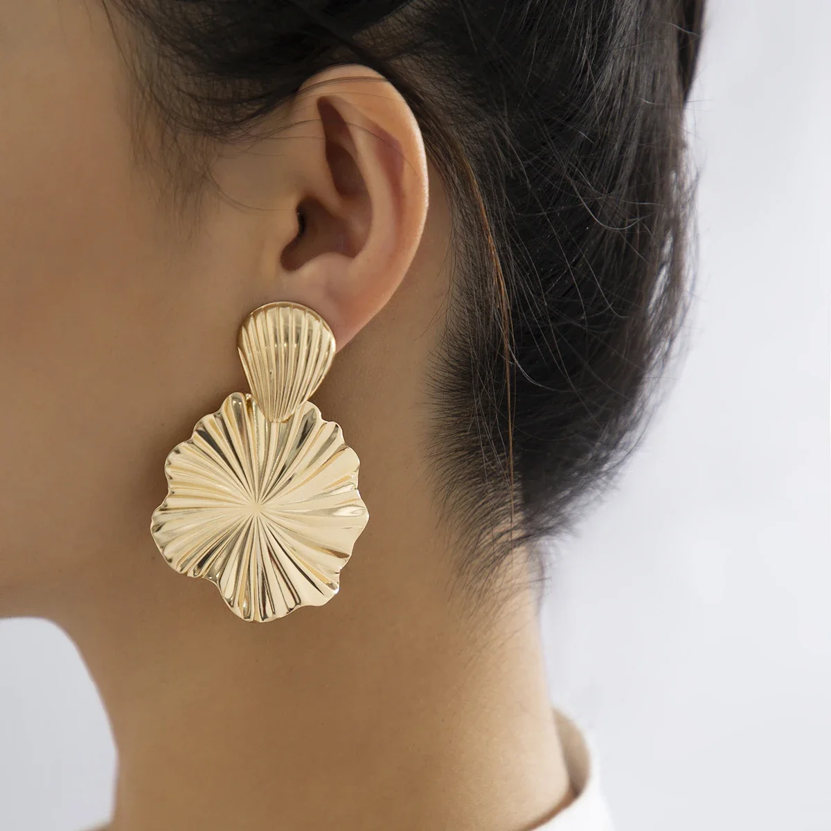 2024 New Fashion Metal Leaf Dangle Earrings: Unique and Stylish Statement Earrings