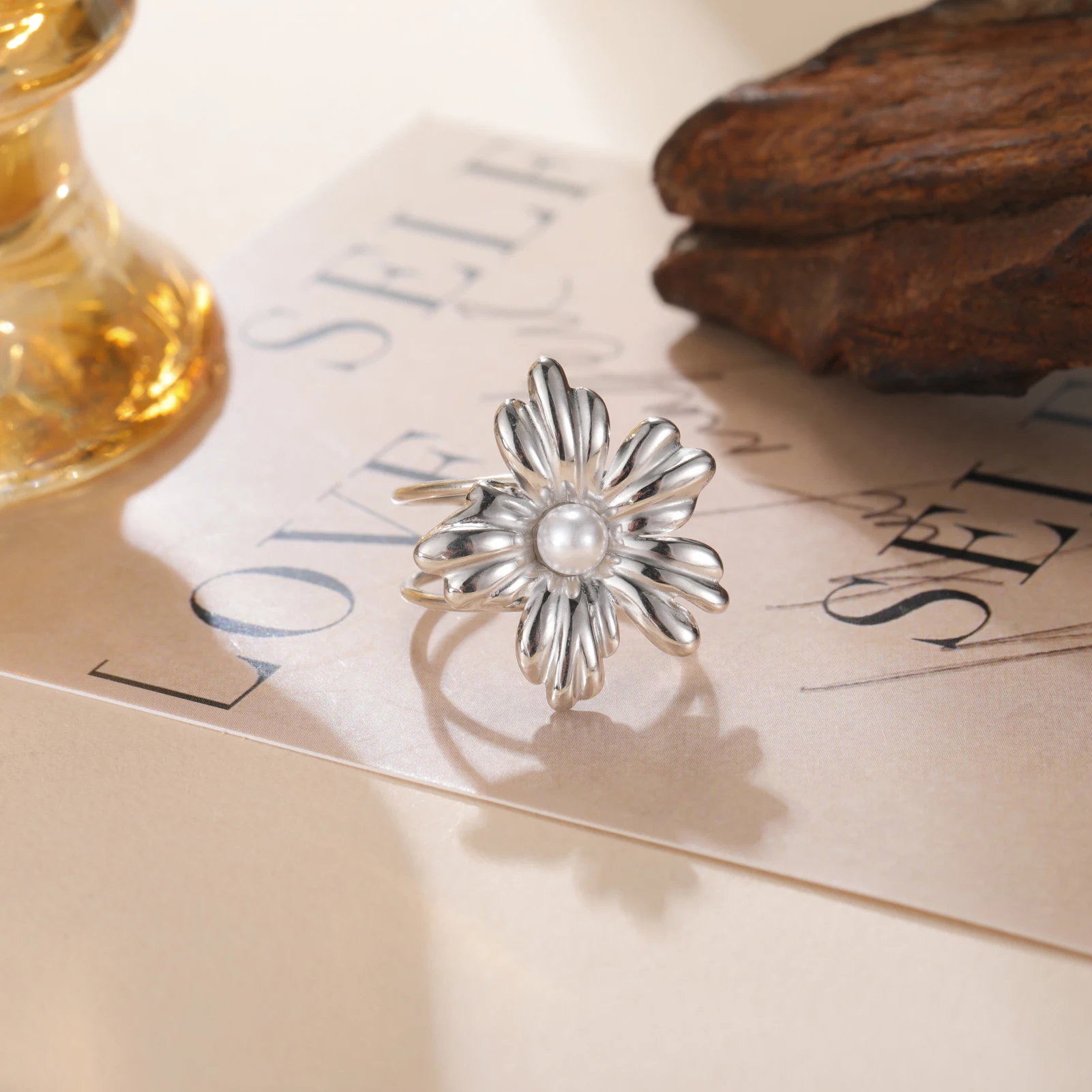 COOLTIME Damenring aus Edelstahl mit Blumenmuster und Perleneinlage, verstellbares offenes Band, Modeschmuck, Geschenk und Großhandel – Detail 10
