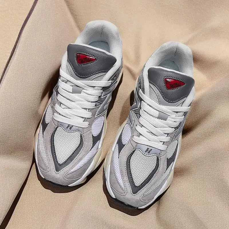 PaarTrendige lässige Sportschuhe, Modeblogger empfohlen, unverzichtbares Outfit