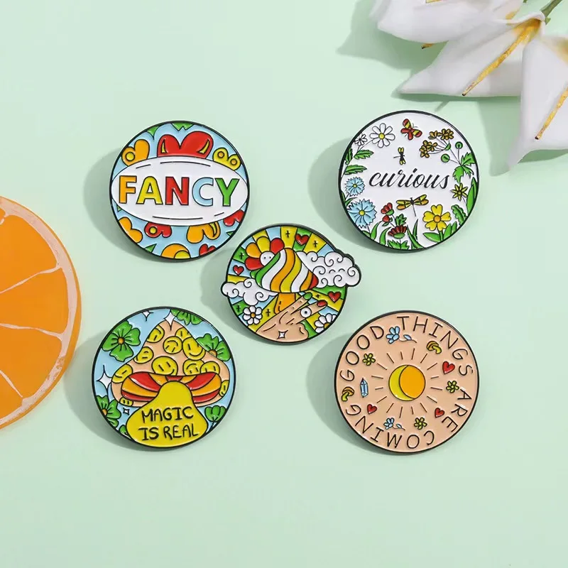 Secret Garden Cute Mushroom Flower Spilla Color Letter Plant Round Smalto Pin Jacket Risvolto Badge Accessori Per Gioielli All'Ingrosso