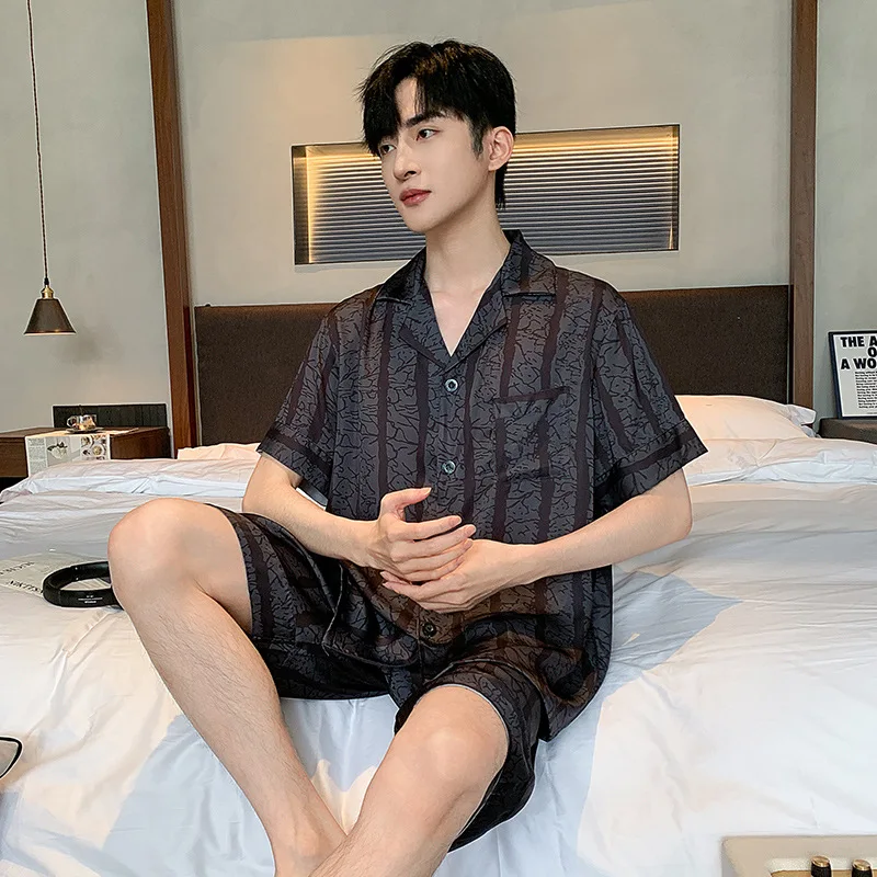 새로운 남성 여름용 얇은 아이스 실크 반팔 반바지 잠옷, 십대들이 집에서 입을 수 있는 홈웨어 세트