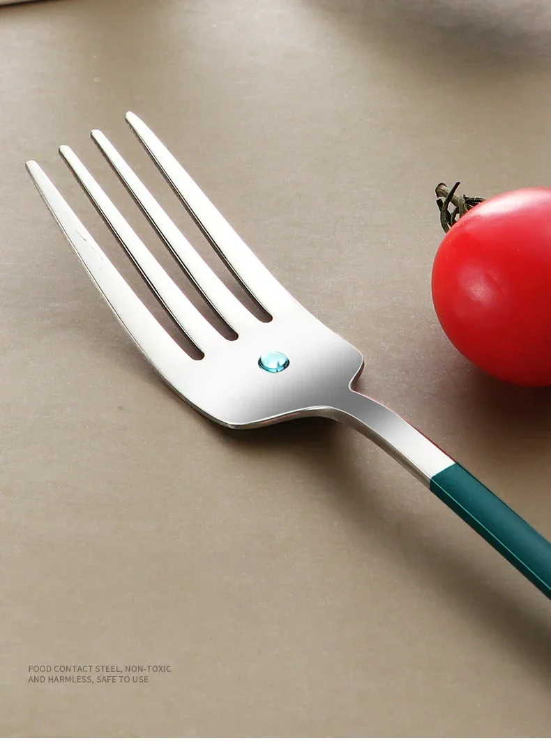 4pcs 세트 휴대용 칼 붙이 세트 식기 세트 캠핑 식기 세트 스테인레스 스틸 나이프 포크 스푼 키트 여행 Flatware 상자
