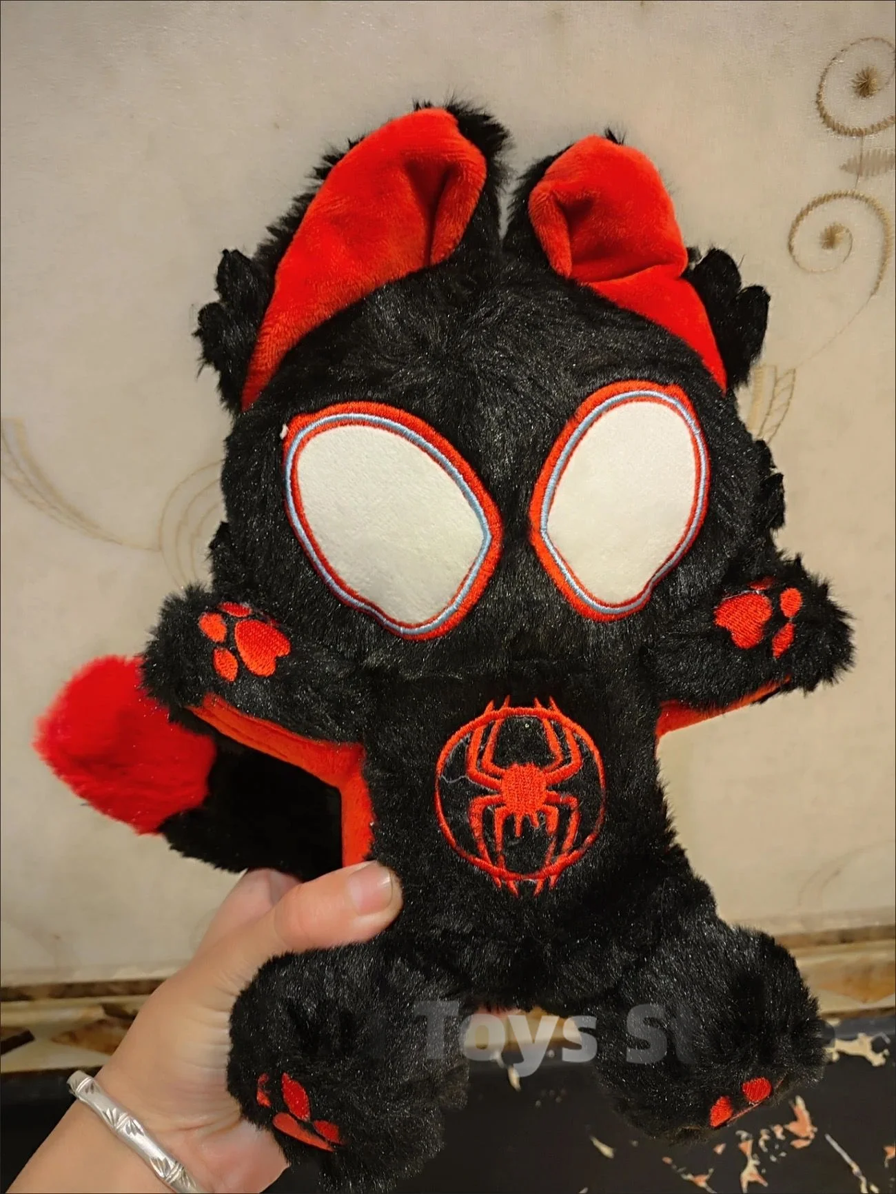 O que é o Gato do Homem Aranha e por que ele é tão popular?, image size:1300x1732