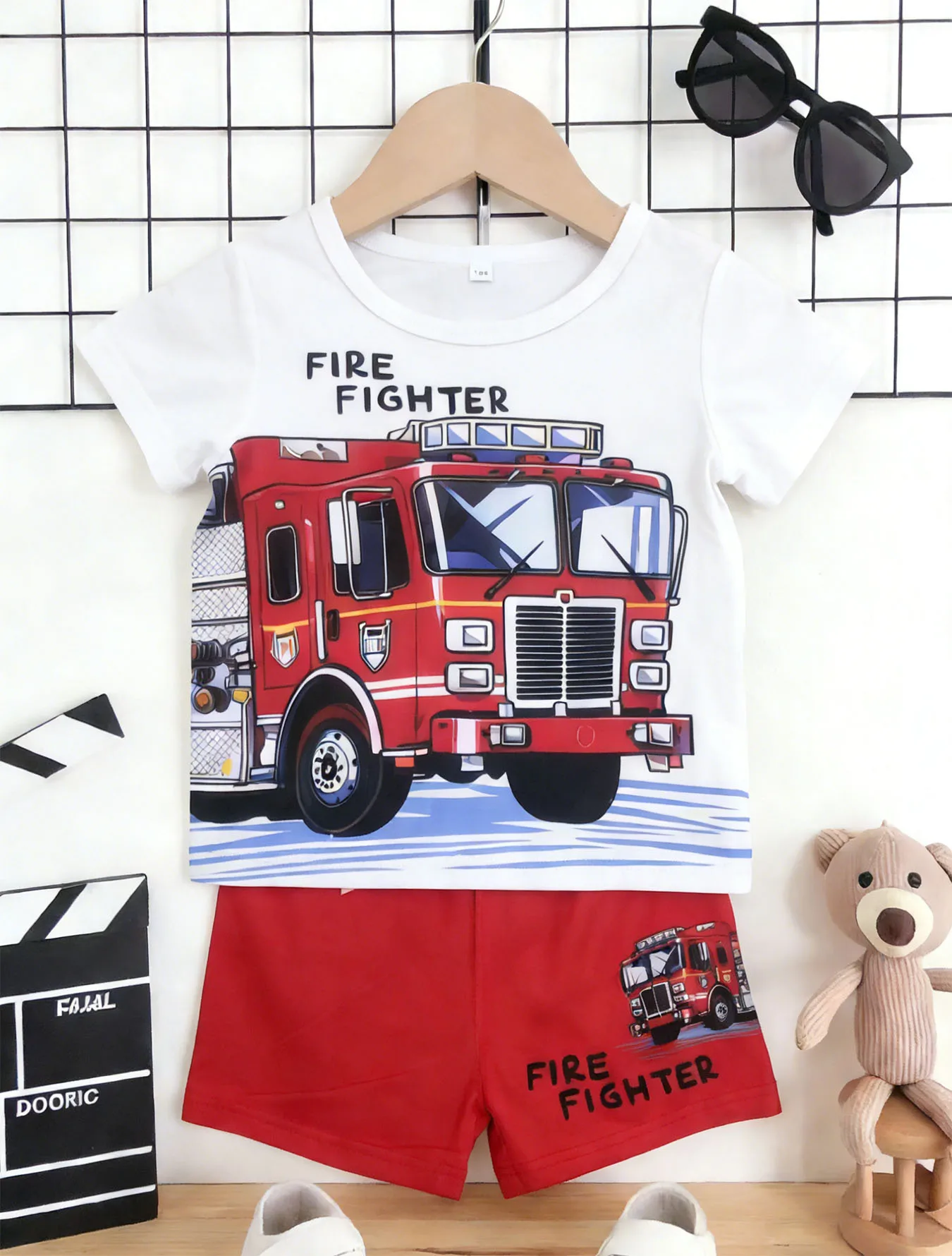 Sommer Neuheit Jungen Weiß-Rot Farbblock Feuerwehrauto-Druck Kurzarm-Shorts-Set
