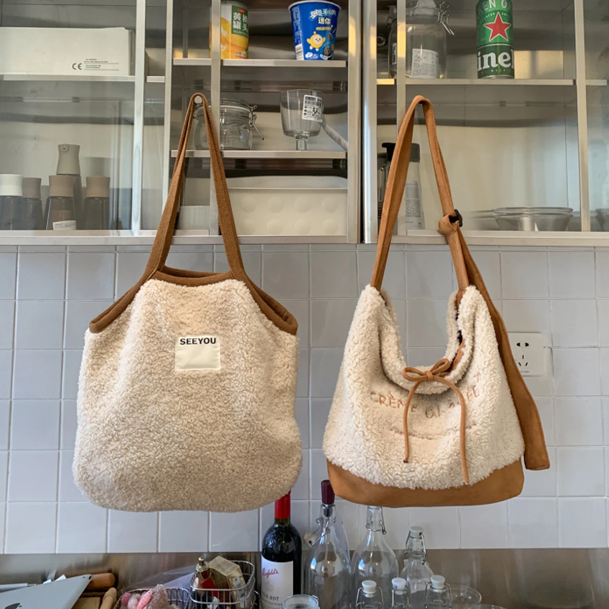 Autumn and Winter New Lamb Wool Tote Bag, Relaxed Plush Shoulder Bag, Large Capacity Furry Crossbody Bag for College Students and High School Students