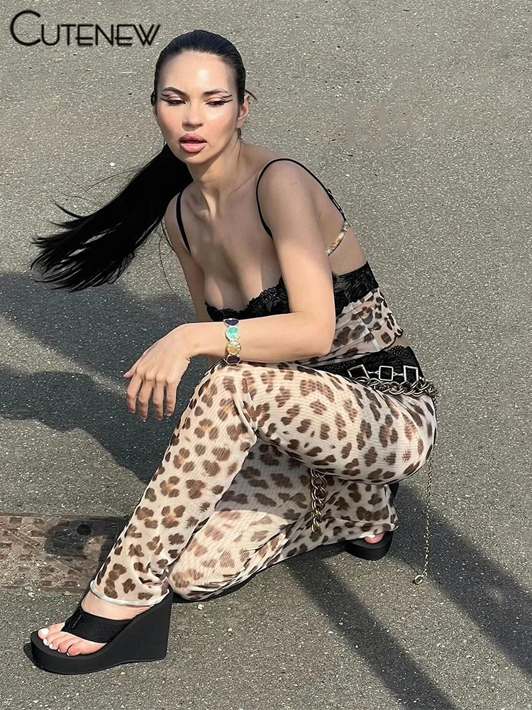 Conjunto de dos piezas de encaje con retazos para mujer, camisola sexy estilo hipster con tirantes finos y pantalones ajustados de cintura alta, ropa femenina