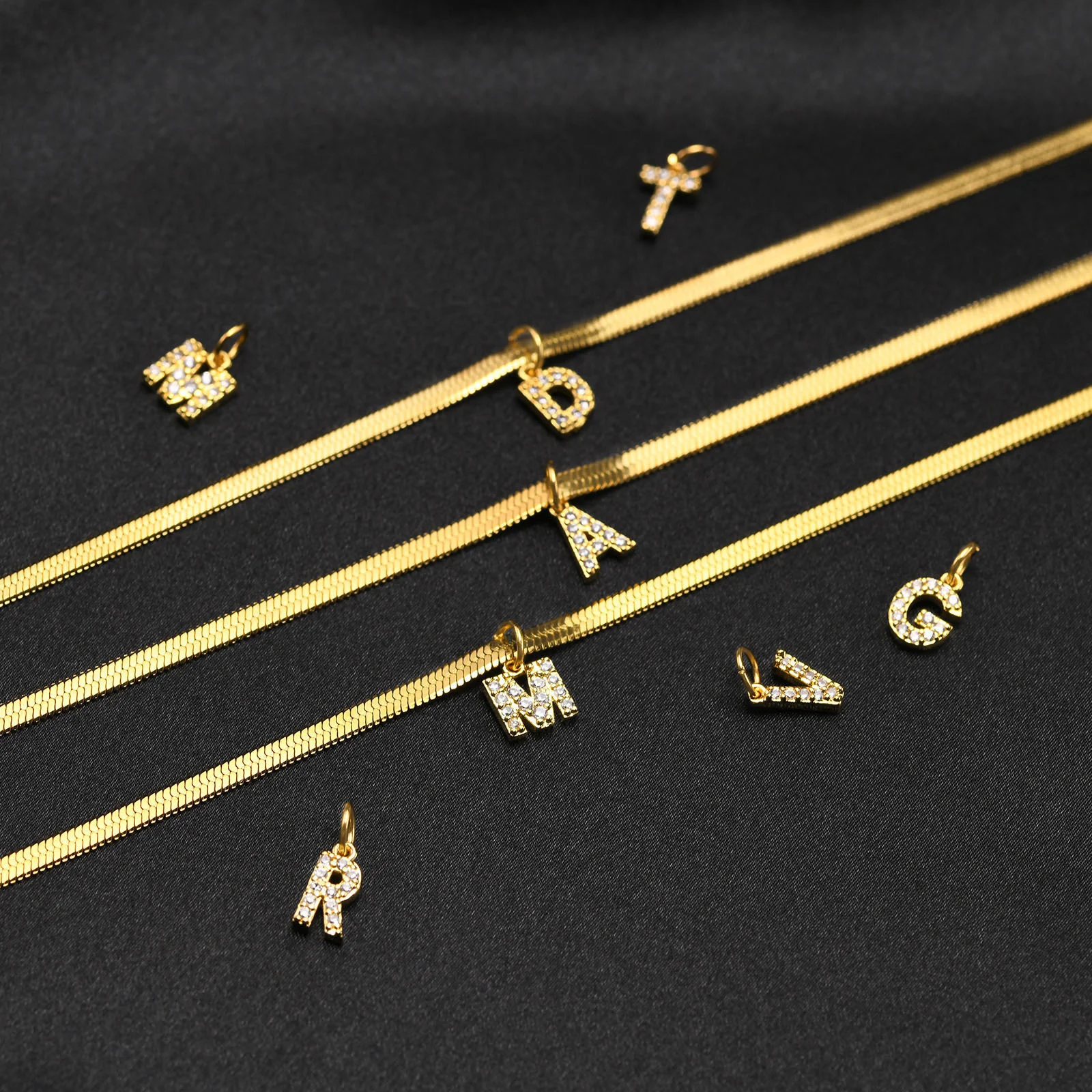 Vnox A-Z Winzige Damen-Anfangshalskette, kleiner Bling-Buchstabe-Mädchen-Kettenhalsband, goldfarbener, geschichteter Kragenanhänger aus Edelstahl – Detail 17