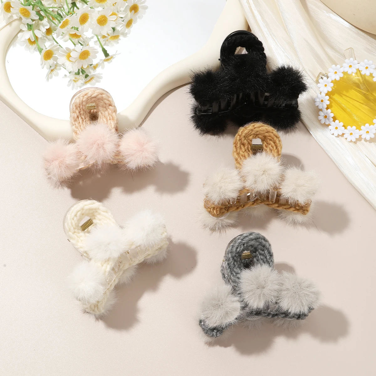 1pc Plush Ball Hair Claw Clip Ponytail Grab Hair Clips For Woman Solid Color Fashion Hairpins Girl Hair Accessories Headdress