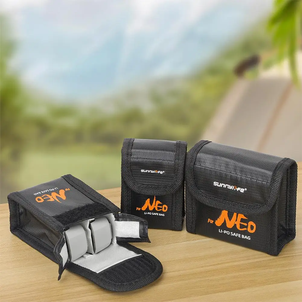 Ouverture du sac antidéflagrant pour batterie DJI Neo, révélant l'intérieur rembourré pour protection optimale.