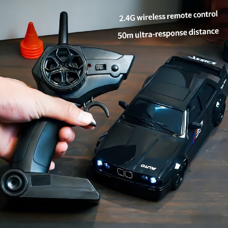 1:24 RC 드리프트 자동차 4륜구동 무선 조종 자동차 클래식 LED 라이트 고속 충전식 레이싱 스포츠 장난감 (남아 및 성인용)