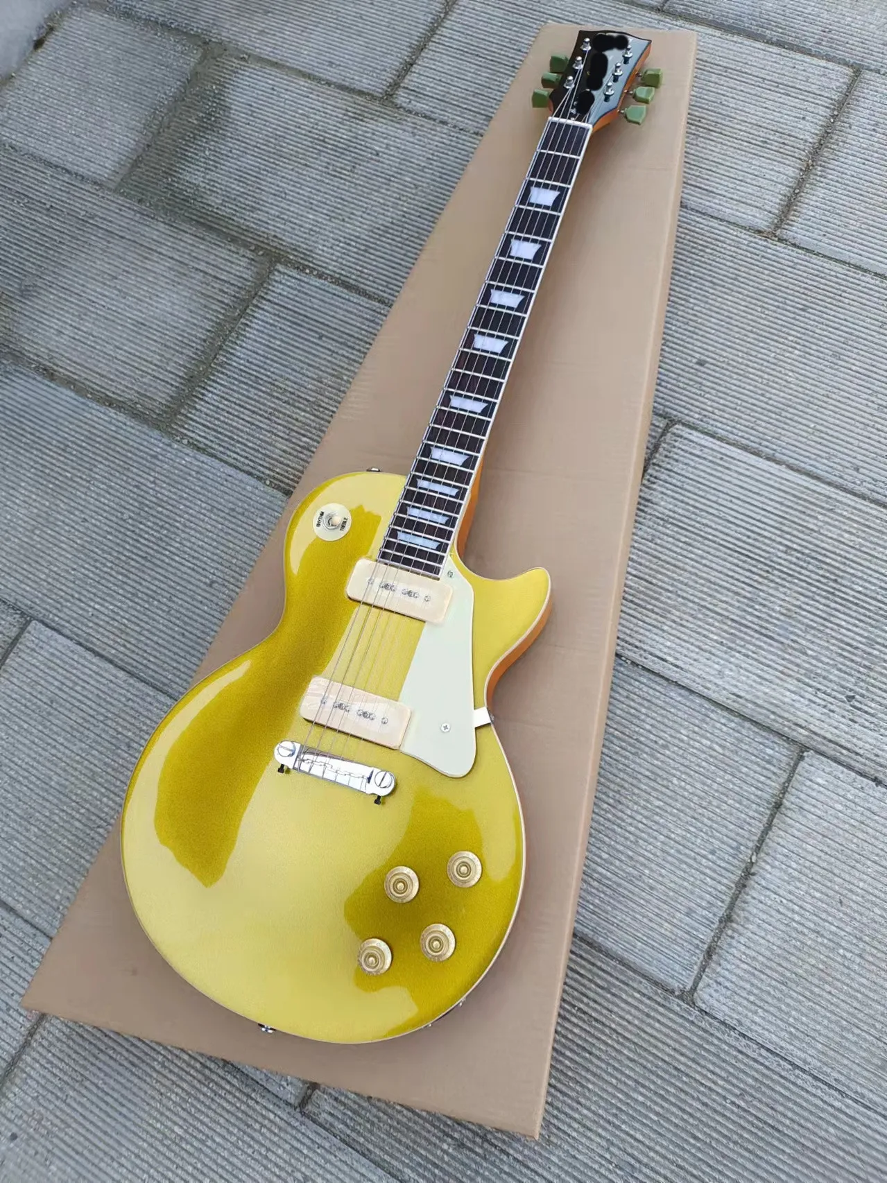 Electric Guitar, Mahogany Body, Rosewood Fingerboard, Environmental