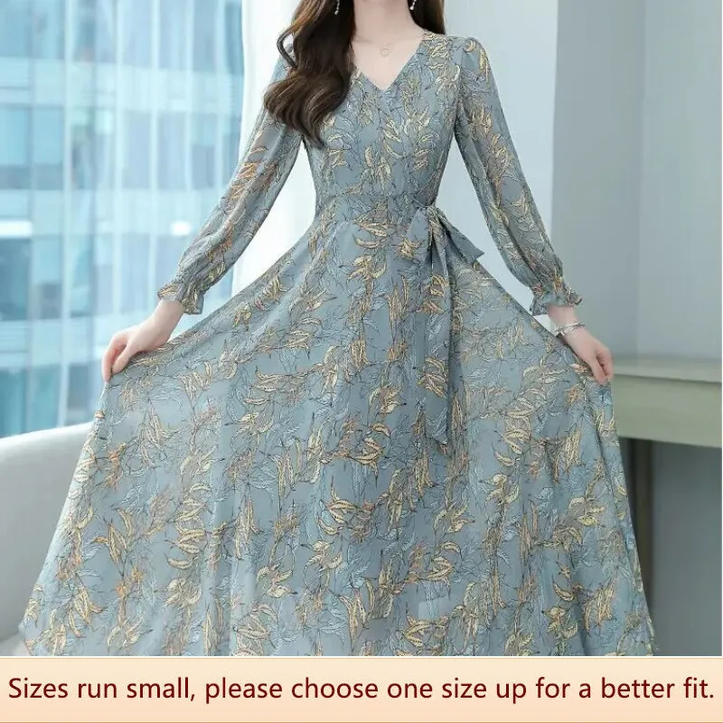 Langärmeliges, tailliertes Kleid im Regenschirmstil