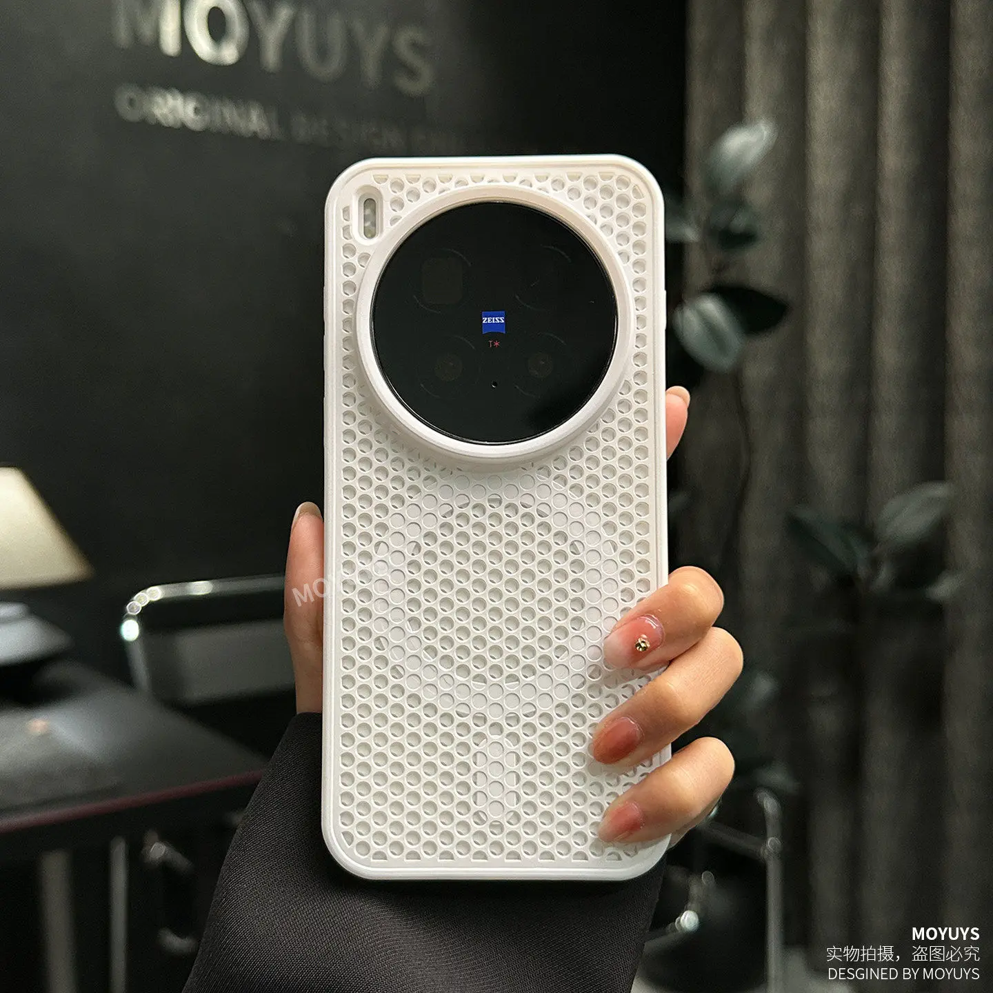 Honeycomb Heat Dissipation Magnetic Phone Case - Fashionable Non-Slip Design with Wireless Charging Compatibility