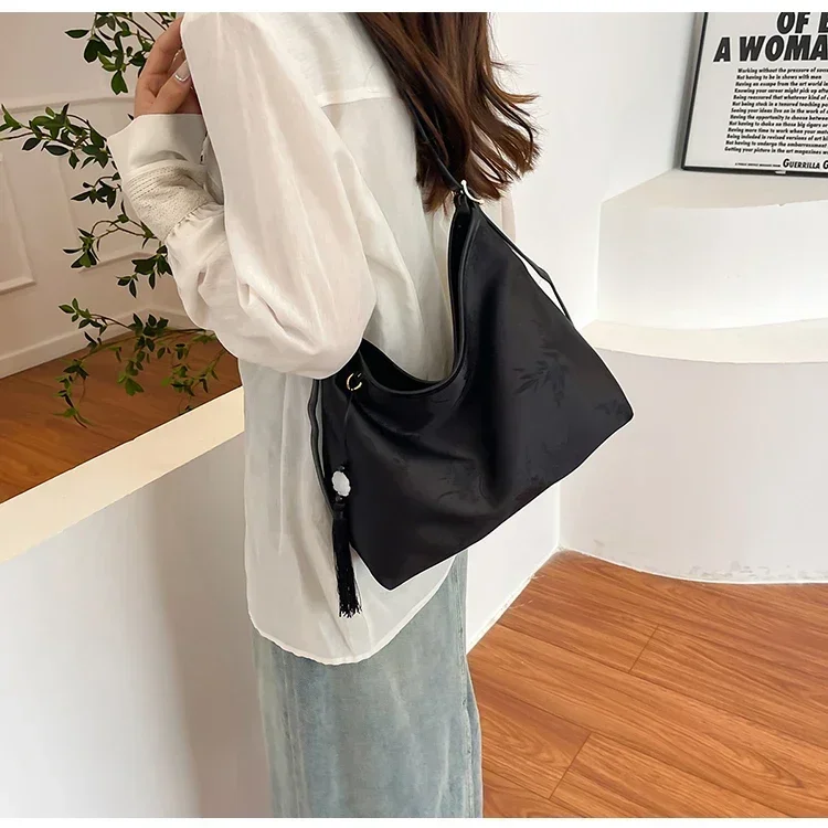 thumbnail image 1 of Bolsos de hombro ligeros de lujo de gran capacidad para mujer, nueva tendencia 2024, bolso de mano de estilo versátil con hilo de coser de alta calidad, 1 of 5