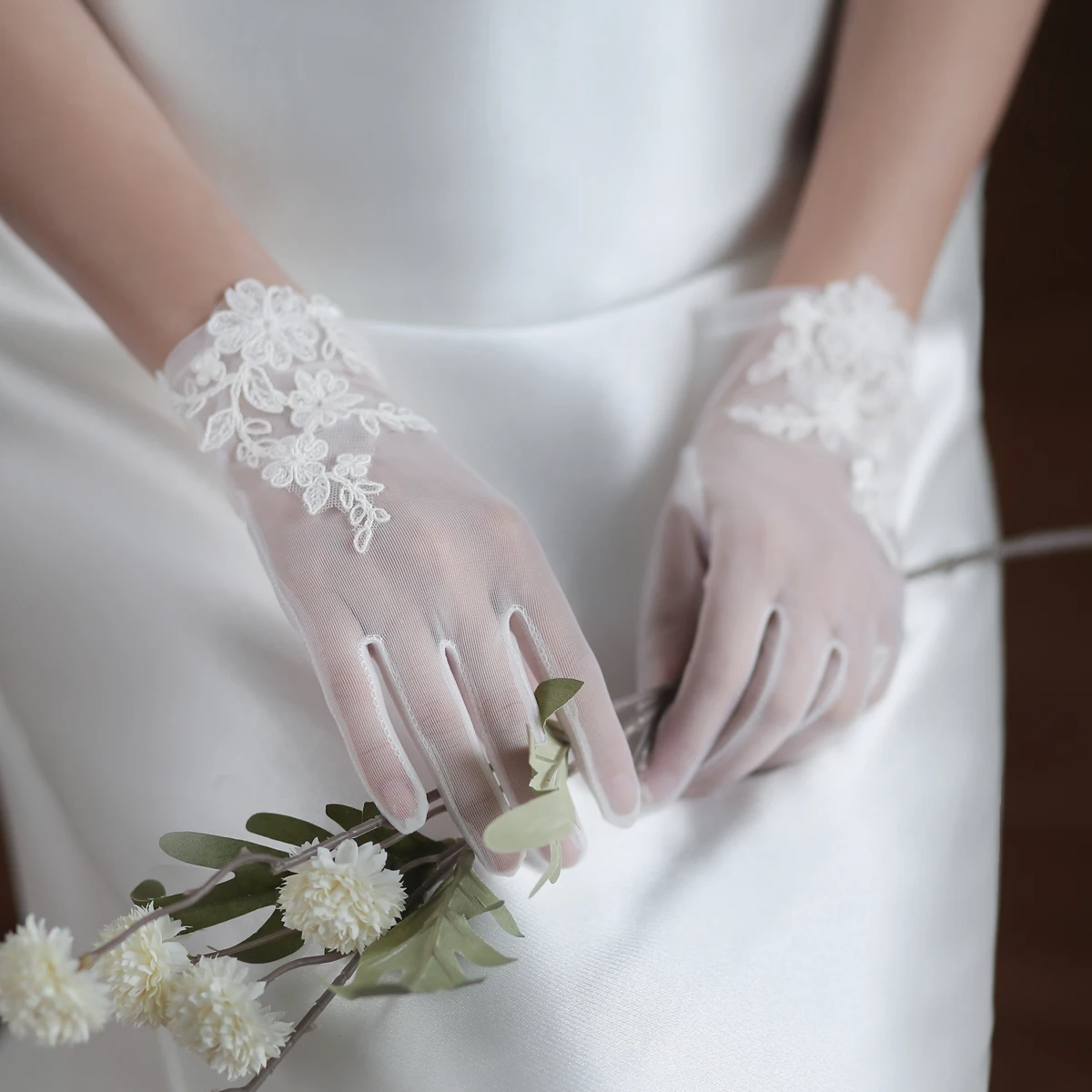 WG060 Wedding bridal white gloves handmade soft tulle lace appliqued short brides lace gloves