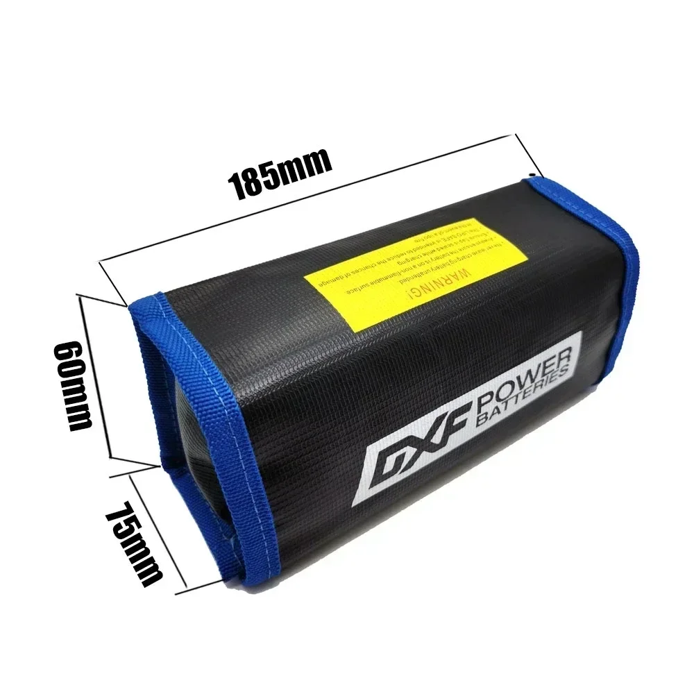 Sac de transport LiPo résistant au feu en lot de trois, empilés sur une table, protégez vos batteries RC facilement.