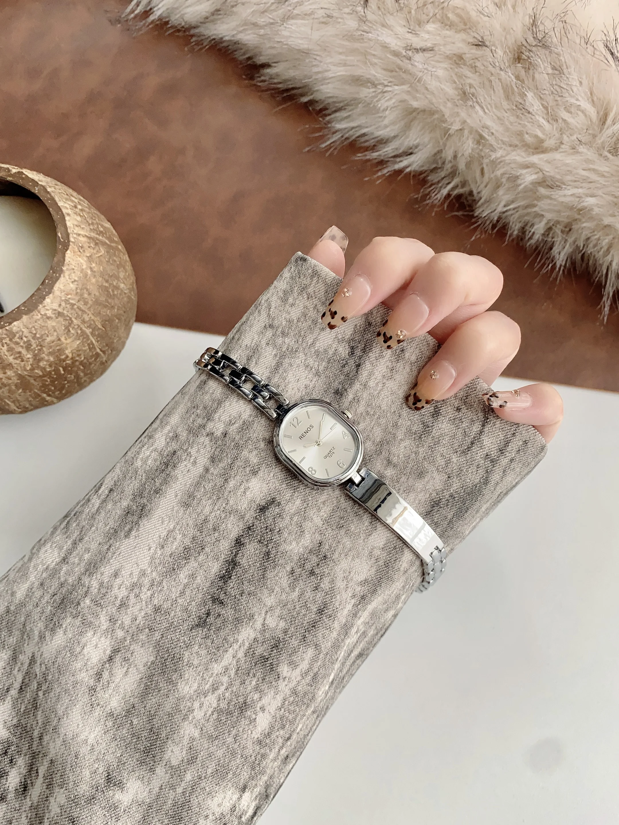 ساعة كوارتز نسائية بيضاوية ذهبية بسيطة وعصرية، منا...