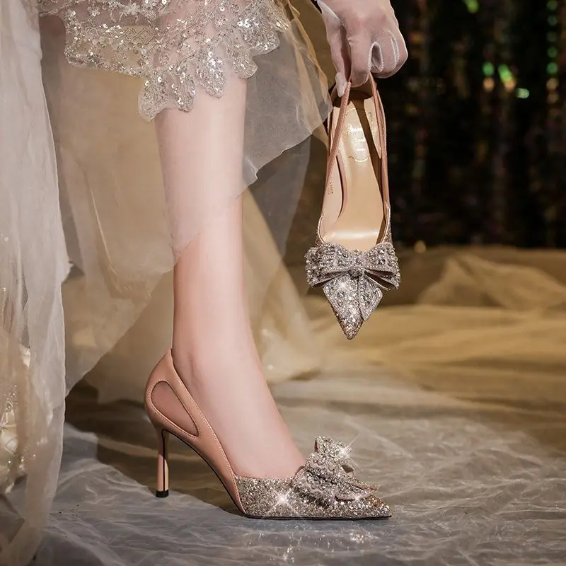 

Женские туфли-лодочки на тонком каблуке, с острым носком