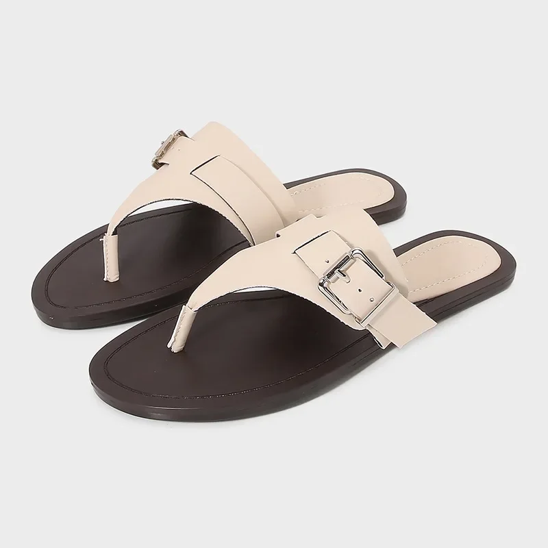 סנדלי קיץ נוחים לנשים בעיצוב מתכת עם אבזם רך בתחתית שטוחה, סנדלי חוף קז'ואליים לנשים