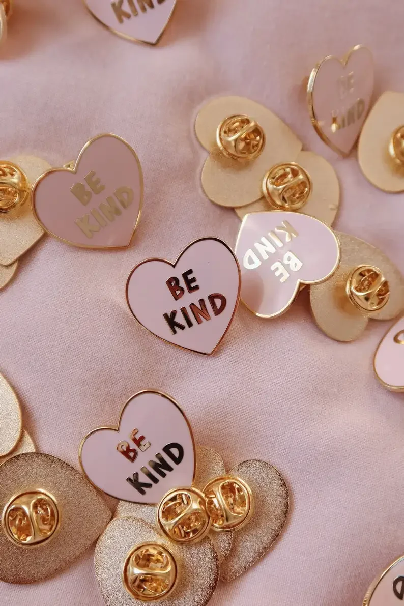 

Эмалированная заколка Be Kind, блестящие значки с лацканами, ювелирные изделия, подарок, забавная милая Мода, дети, друзья, женщины