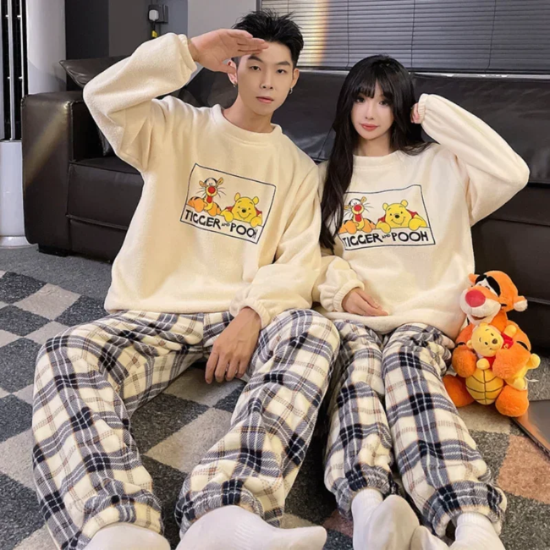 thumbnail image 1 of Pijamas de pareja de Winnie the Pooh de Disney, pijamas de invierno con cuello redondo de franela gruesa y cálida para mujer, ropa de descanso para hombre y mujer, 1 of 5