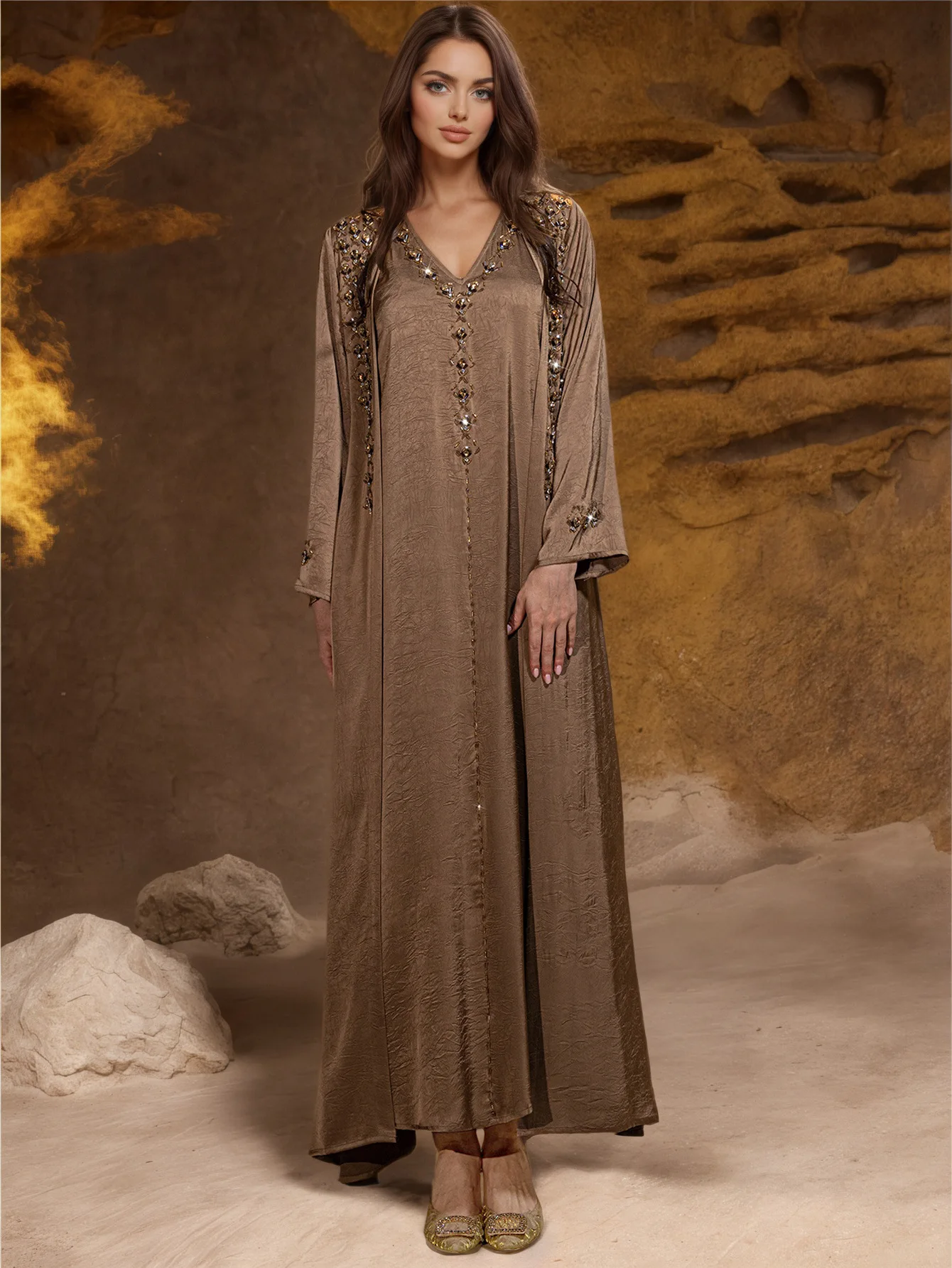 جلابية نسائية طويلة بلون بني مطرز