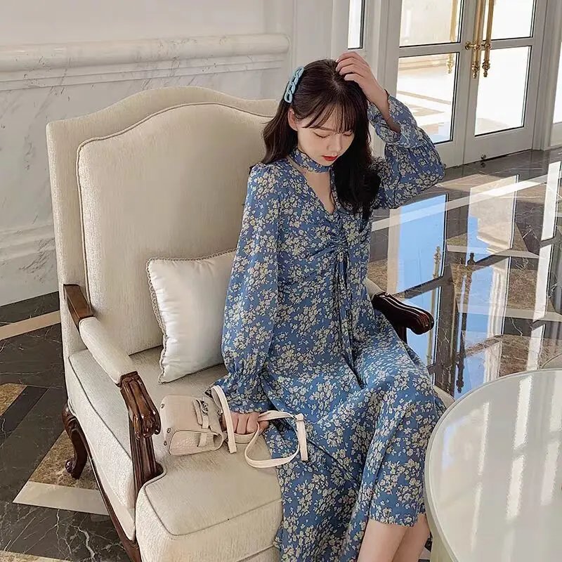 

Autumn and winter temperament Korean 2020 new French medium and long sleeve dress with slim waist and flower V-neck horn