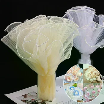 Mazzi di imballaggi floreali bianchi neri tra cui carta da regalo in rete decorativa, carta da regalo con bordi perlati, rete ondulata rugosa