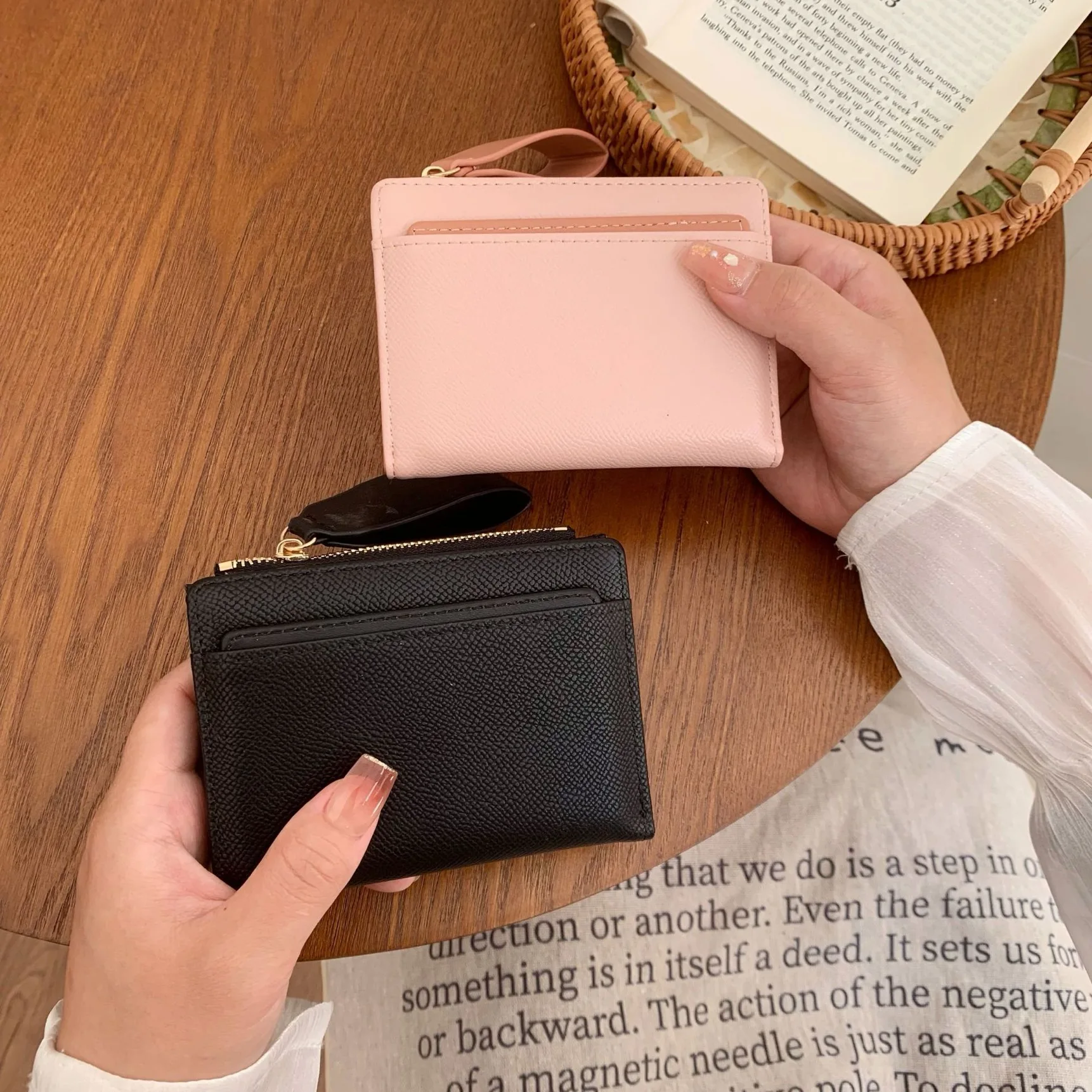 Ladies Compact Wallet Stylish Minimalist with Zipper Pocket Convenient And Practical for Daily Use And Travel