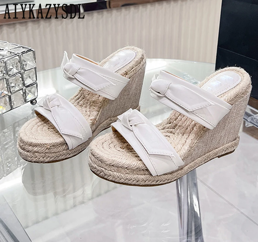 

AIYKAZYSDL Fashion Streetwear Women Casual Weave Straw Slippers Slides PU Leather Bow Knot Mules Straw Platform Wedge High Shoes