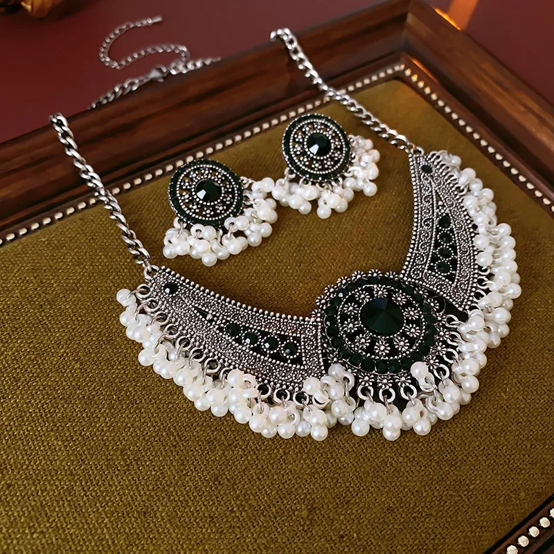 

Комплект из колье и серёг, с бусинами