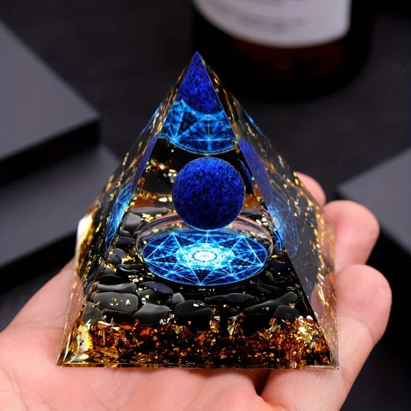 Elegante decoração de casa bola de lápis-lazúli e cristal pirâmide design geométrico azul brilhante com base preta dourada