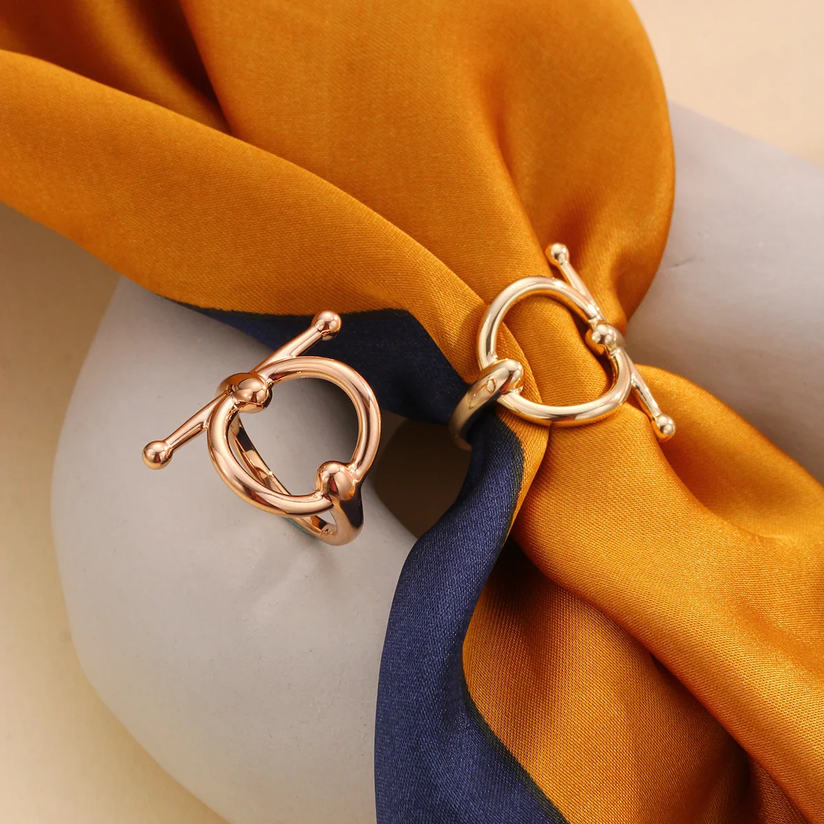 

Brand Luxury Scarf Buckle Holder for Shawls Buckles Designer Shawl Accessories Scarfs Three Rings Clip Female Gift Jewelrys