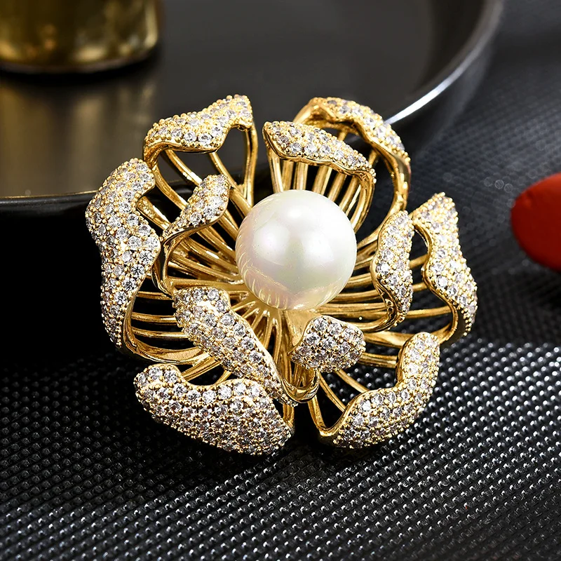 

Design Fashion Statement Pearl Flowers Brooches Pins For Ladies Brand Luxury Wedding Bridal Corsage Bouttoniere Accessories