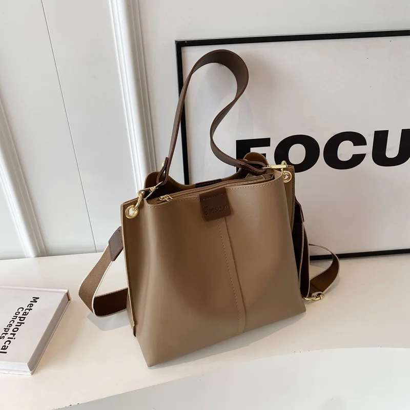 تصميمات حقائب الحفلات النسائية لعام 2025: مجموعة ج...