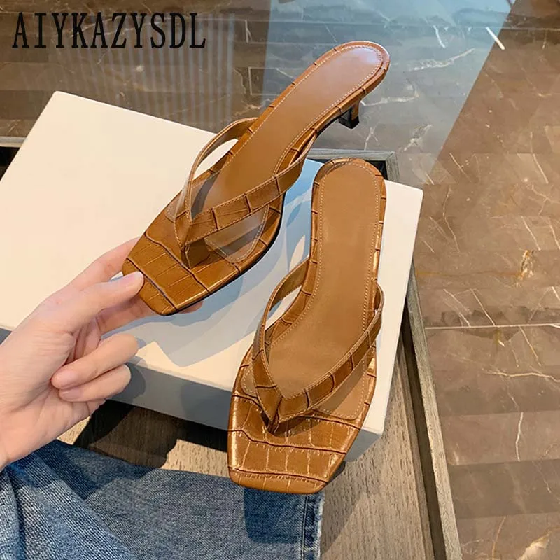 

AIYKAZYSDL Embossing PU Leather Thong Clip Toe Slippers Slides Mules Summer Beach Casual Shoes Flip Flops Low Kitten Heel Sandal