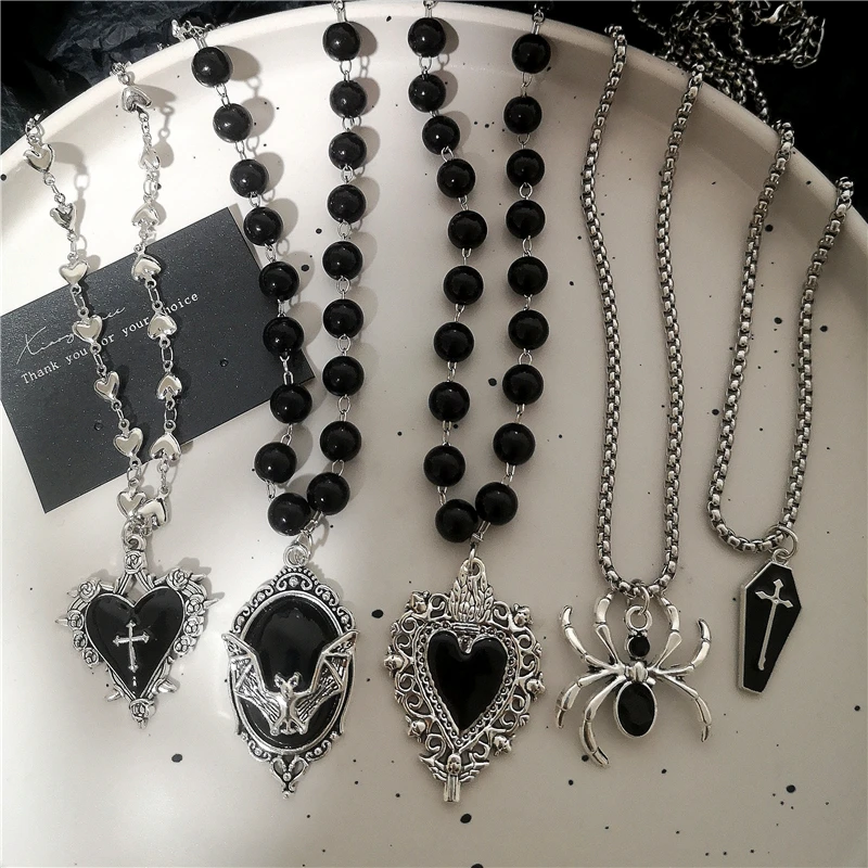 Gothic Fledermauskreuz-Anhänger mit dunklem Dornenherz und schwarzer Perlenkette, personalisierter Y2K-Halloween-Charm, Grunge-Schmuckgeschenk_voghion.com