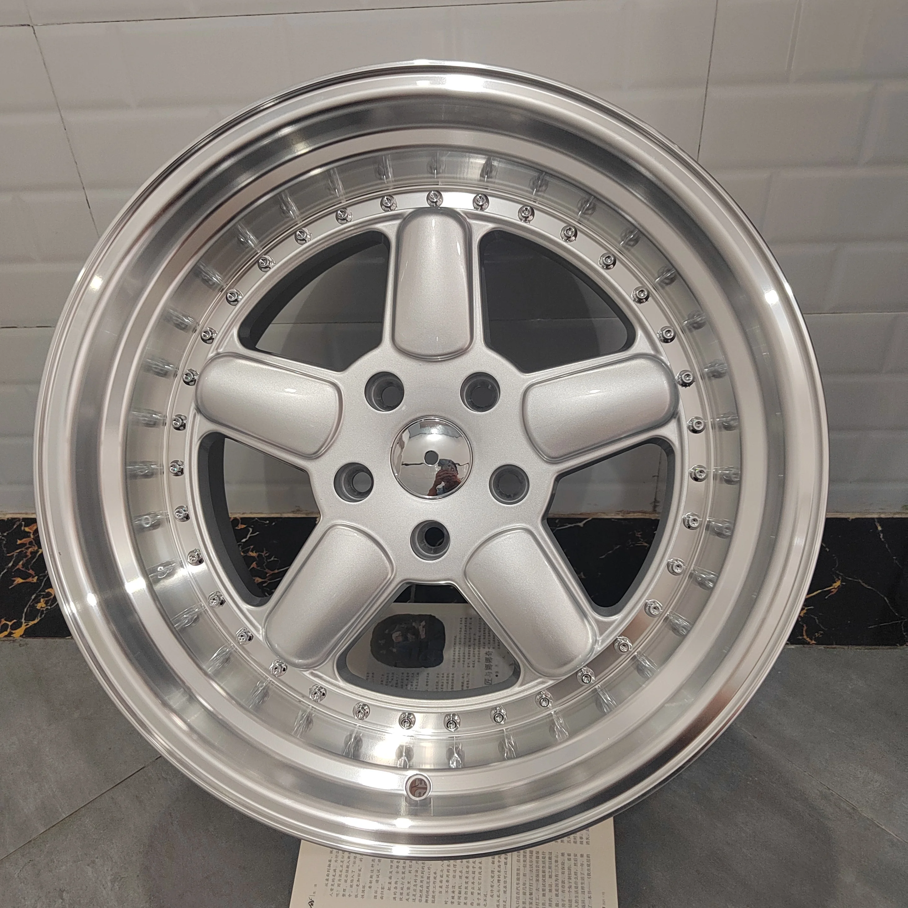 

Китайские поставщики OEM колес 18x9,5 18x11 дюймов обода ГЛУБОКАЯ ТАРЕЛКА Серебряный 18 дюймов легковой автомобиль