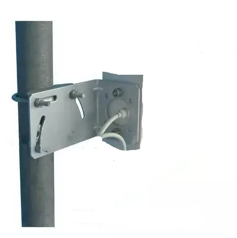 Outdoor horizontal patch antena installation L brackets Antenna fixation holding pole U bolts bracket