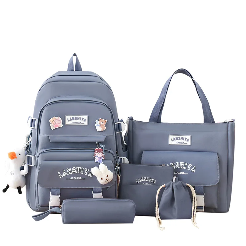 مجموعة مكونة من 5 قطع من المعلقات المجانية على طرا...