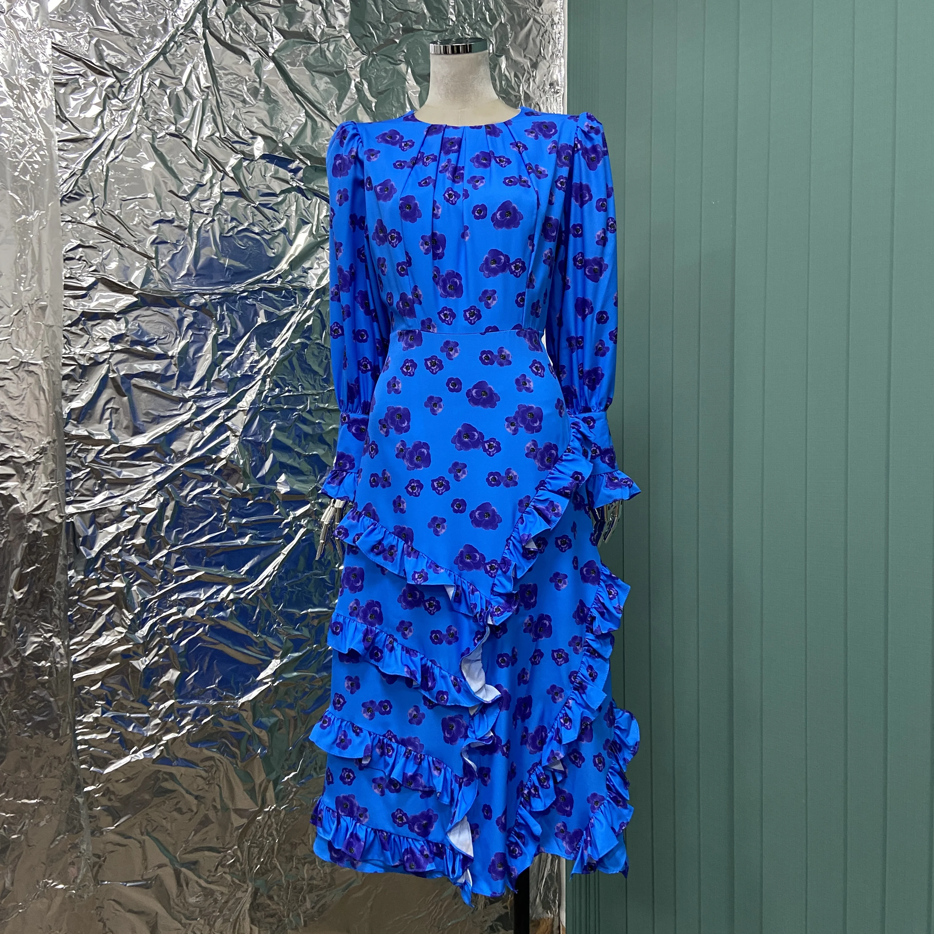 

Spring French high-end exquisite blue flower temperament round neck lantern long sleeve wooden ear dress