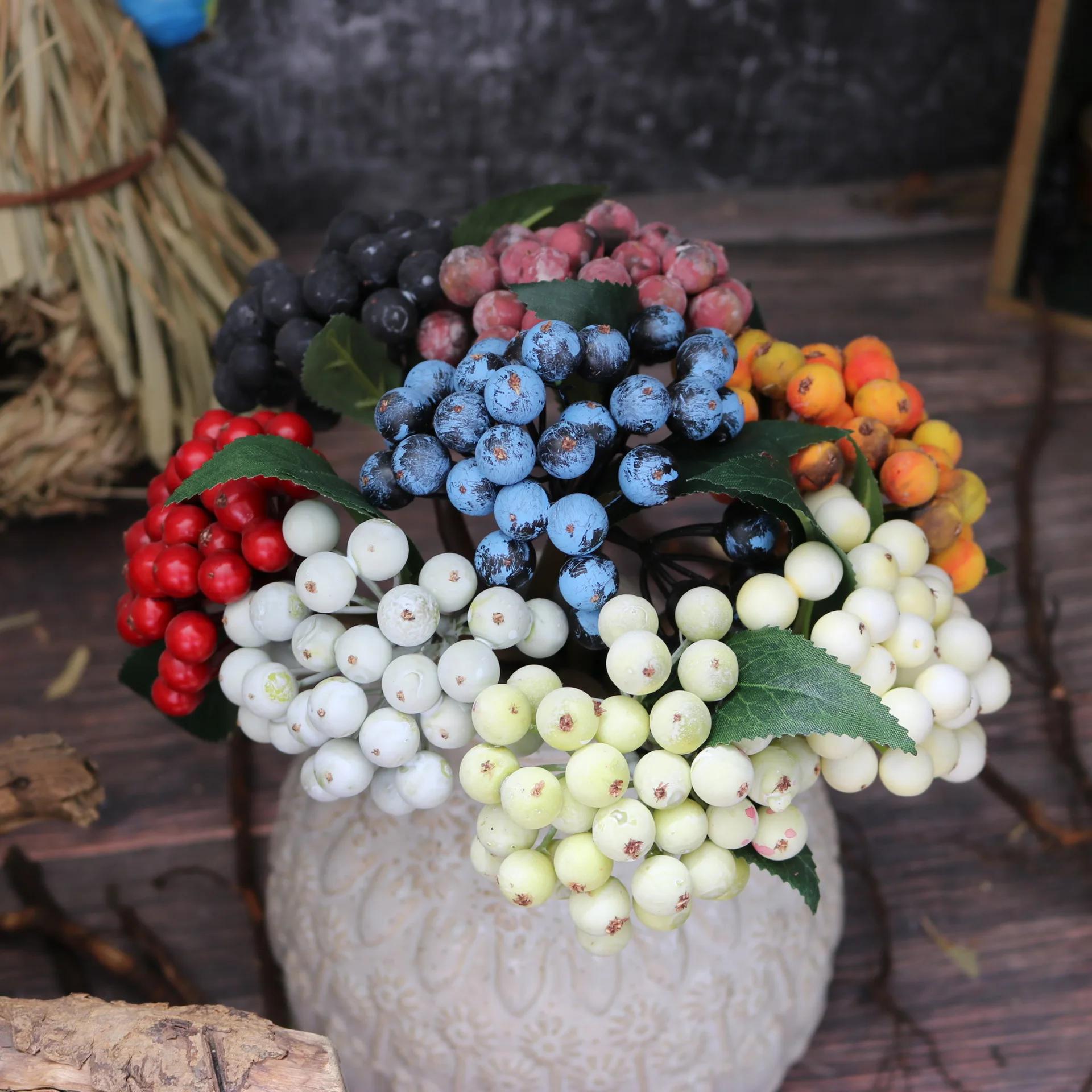 Bouquet da Sposa con Rose Persiane e Bacche Natalizie, Composizione Floreale Artificiale per Matrimoni, Accessori Decorativi per Casa e Stanza - Image 6