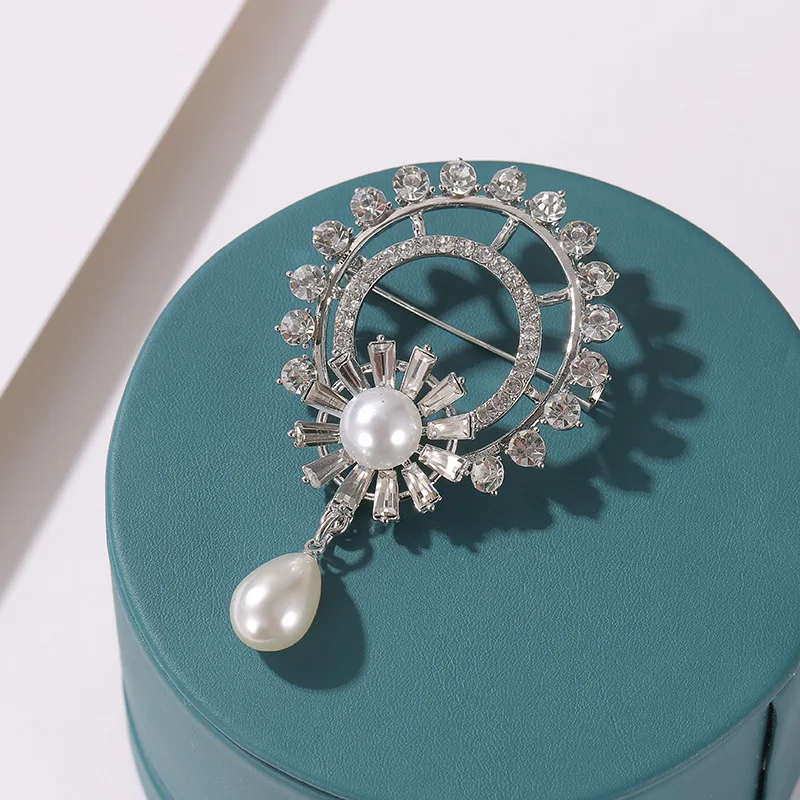 SimpleWomen's Trendy Flower Brooch Korean Style Rhinestone Inlaid