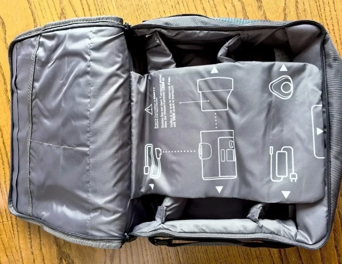 Sac de voyage ResMed AirSense 10 CPAP posé à côté d'une valise, pratique pour emporter son appareil en déplacement.