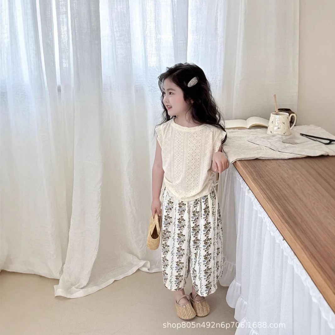 2-teiliges Sommer-Outfit für Mädchen: Ausgeschnittene Weste mit Blumenmuster und Weite Hose – Stylisches Freizeit-Set für Kinder – Detail 3