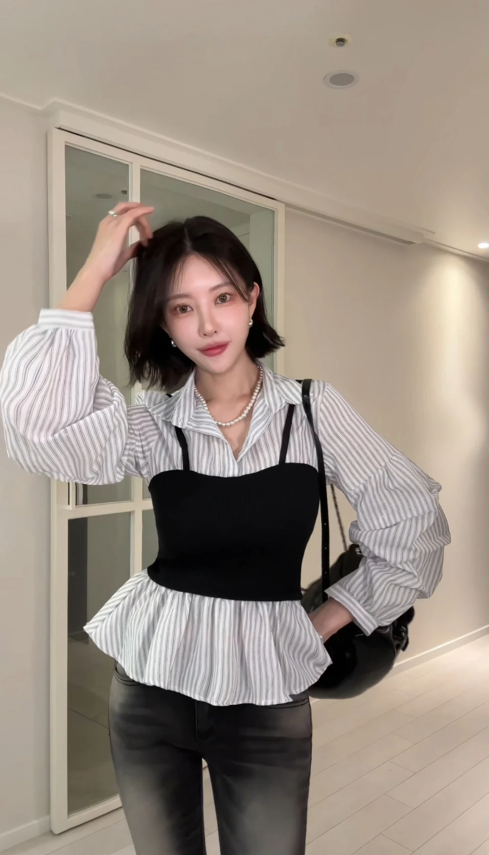 قميص نسائي جديد لربيع 2026 بتصميم مخطط يحدد الخصر وقصة ضيقة مع تصميم كم منفوش وهمي من قطعتين