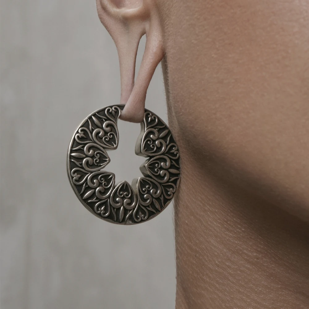 Vankula 2pcs Vintage Heart Flower Ear Hanger Weights Plugs Tunnels Expander Gauges 4g(6mm) Stretching Kit Body Piercing Jewelry